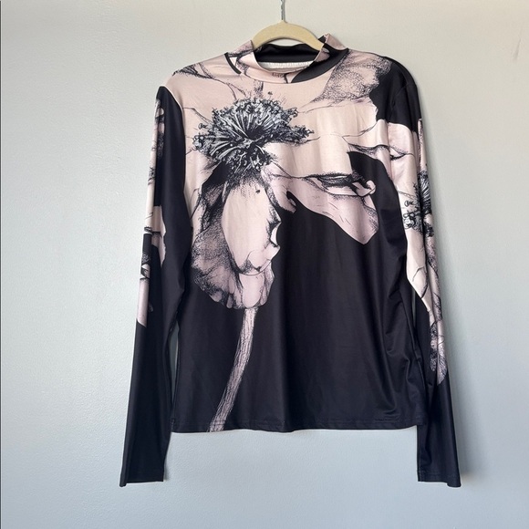 Long sleeve Mock neck shirt with floral design Elastane blended material. - Picture 6 of 6